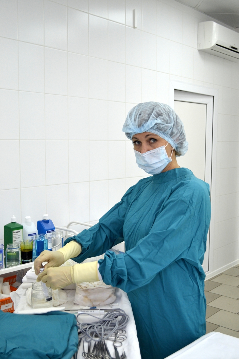 Операционная медицинская сестра Лариса Николаевна Валяр в операционной